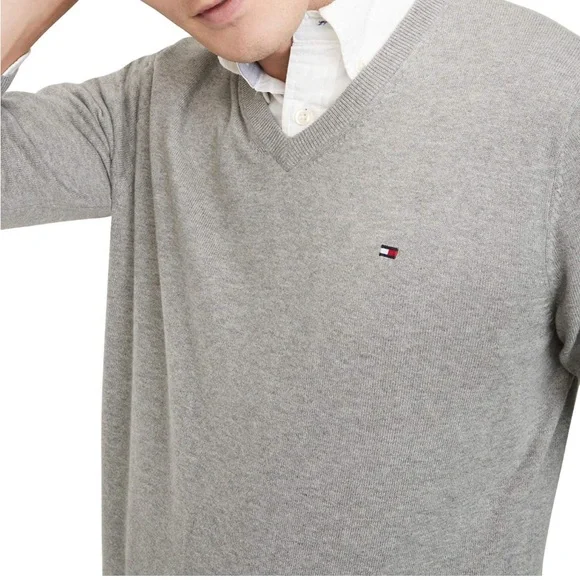 Tommy Hilfiger
Solid Logo V-Neck Sweater size mens XL
Color Grey Heather - Picture 8 of 8